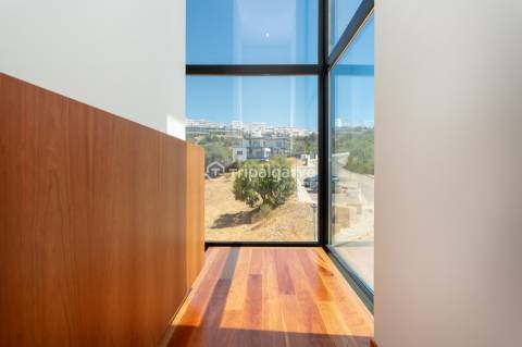 Luxo e Conforto nesta sofisticada moradia T4 em Albufeira com piscina e vista mar