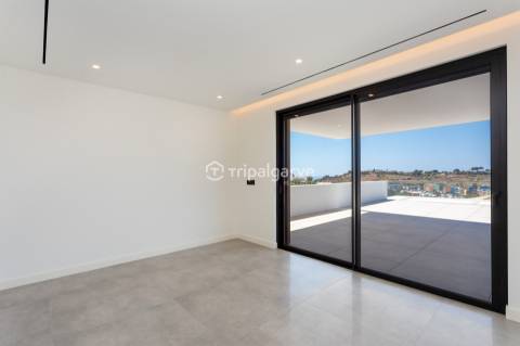 Luxo e Conforto nesta sofisticada moradia T4 em Albufeira com piscina e vista mar