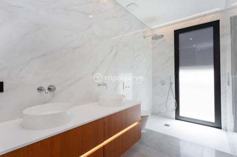 Luxo e Conforto nesta sofisticada moradia T4 em Albufeira com piscina e vista mar