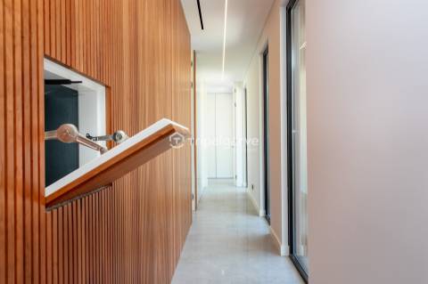 Luxo e Conforto nesta sofisticada moradia T4 em Albufeira com piscina e vista mar