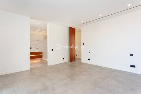 Luxo e Conforto nesta sofisticada moradia T4 em Albufeira com piscina e vista mar