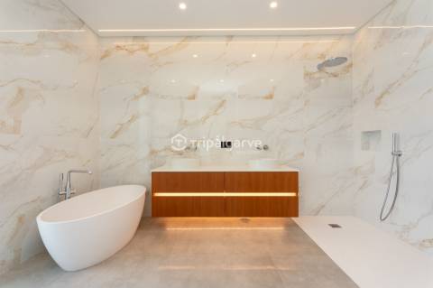 Luxo e Conforto nesta sofisticada moradia T4 em Albufeira com piscina e vista mar