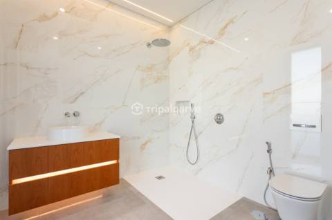 Luxo e Conforto nesta sofisticada moradia T4 em Albufeira com piscina e vista mar