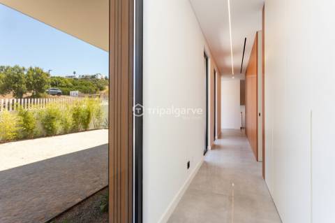 Luxo e Conforto nesta sofisticada moradia T4 em Albufeira com piscina e vista mar