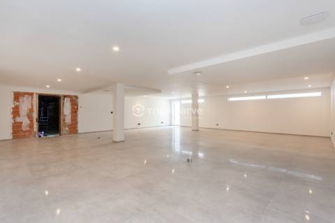 Luxo e Conforto nesta sofisticada moradia T4 em Albufeira com piscina e vista mar