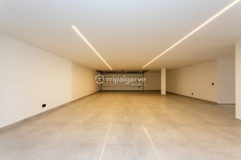 Luxo e Conforto nesta sofisticada moradia T4 em Albufeira com piscina e vista mar