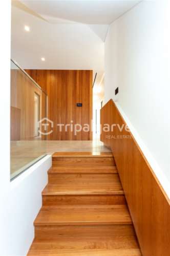 Luxo e Conforto nesta sofisticada moradia T4 em Albufeira com piscina e vista mar