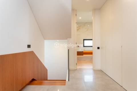 Luxo e Conforto nesta sofisticada moradia T4 em Albufeira com piscina e vista mar