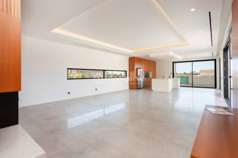 Luxo e Conforto nesta sofisticada moradia T4 em Albufeira com piscina e vista mar