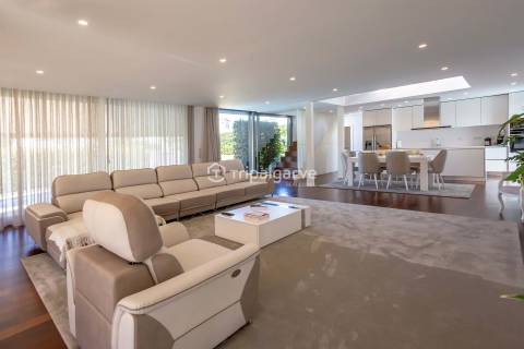 Moradia T4 Moderna com Piscina e Belos Jardins em Quinta do Lago