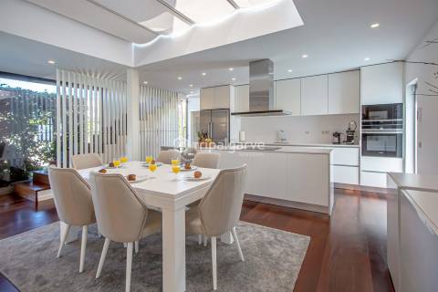 Moradia T4 Moderna com Piscina e Belos Jardins em Quinta do Lago