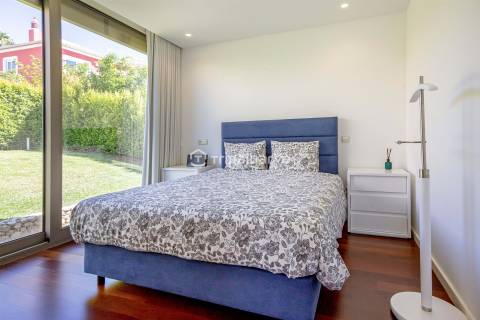 Moradia T4 Moderna com Piscina e Belos Jardins em Quinta do Lago