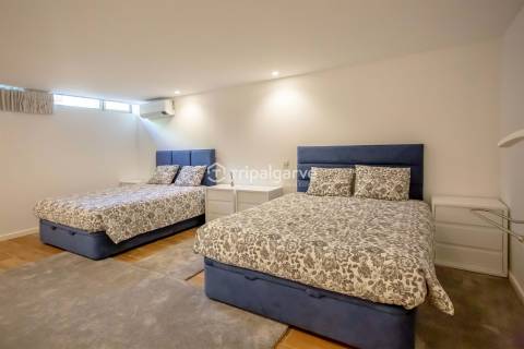 Moradia T4 Moderna com Piscina e Belos Jardins em Quinta do Lago