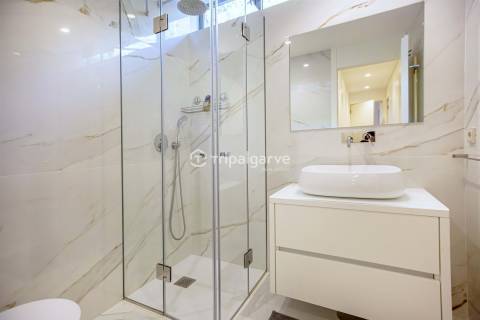 Moradia T4 Moderna com Piscina e Belos Jardins em Quinta do Lago