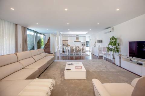 Moradia T4 Moderna com Piscina e Belos Jardins em Quinta do Lago