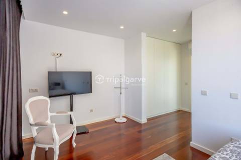 Moradia T4 Moderna com Piscina e Belos Jardins em Quinta do Lago