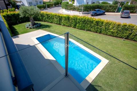 Moradia T4 Moderna com Piscina e Belos Jardins em Quinta do Lago