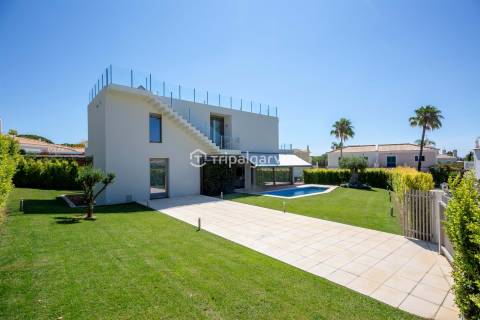 Moradia T4 Moderna com Piscina e Belos Jardins em Quinta do Lago