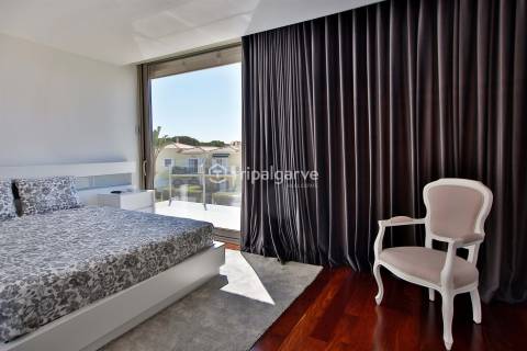 Moradia T4 Moderna com Piscina e Belos Jardins em Quinta do Lago