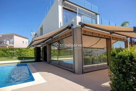 Moradia T4 Moderna com Piscina e Belos Jardins em Quinta do Lago