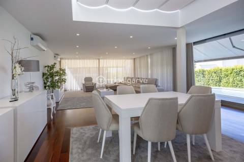 Moradia T4 Moderna com Piscina e Belos Jardins em Quinta do Lago