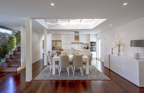 Moradia T4 Moderna com Piscina e Belos Jardins em Quinta do Lago