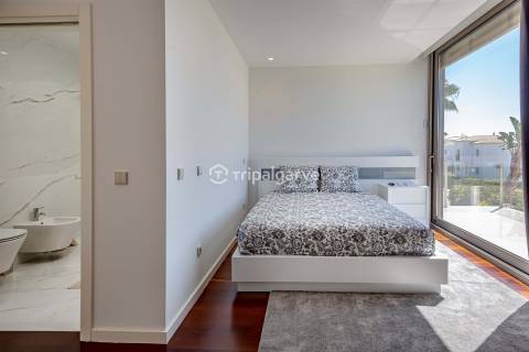 Moradia T4 Moderna com Piscina e Belos Jardins em Quinta do Lago