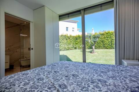 Moradia T4 Moderna com Piscina e Belos Jardins em Quinta do Lago