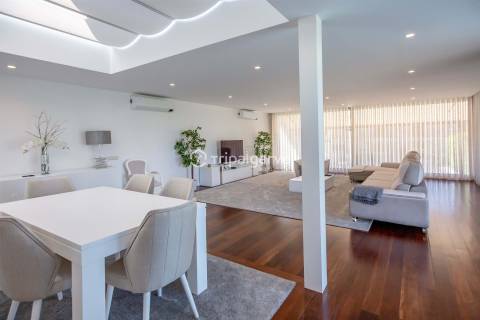 Moradia T4 Moderna com Piscina e Belos Jardins em Quinta do Lago