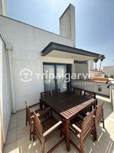 Moradia Germinada V3+2 em Vilamoura, com garagem e piscina.