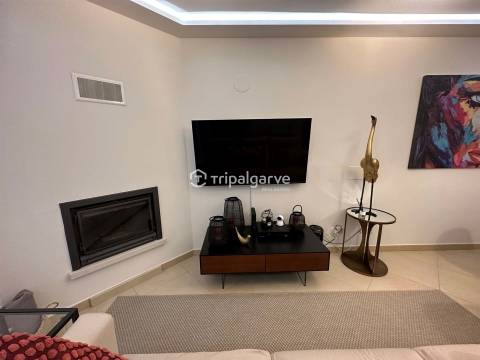 Moradia Germinada V3+2 em Vilamoura, com garagem e piscina.