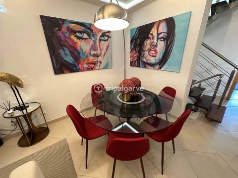 Moradia Germinada V3+2 em Vilamoura, com garagem e piscina.