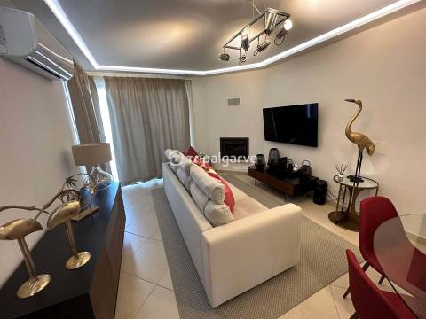 Moradia Germinada V3+2 em Vilamoura, com garagem e piscina.