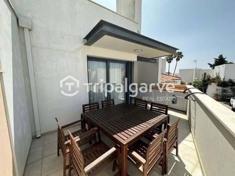 Moradia Germinada V3+2 em Vilamoura, com garagem e piscina.
