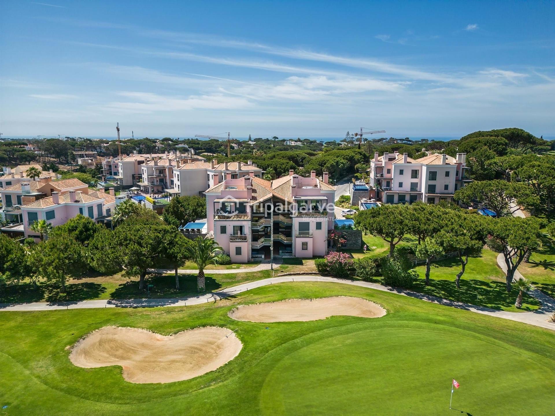 Moradia moderna  com piscina  no  campo do  Vale Do Lobo Royal Golf