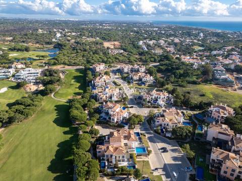 Moradia moderna  com piscina  no  campo do  Vale Do Lobo Royal Golf