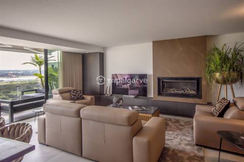 Luxuosa Penthouse T3+1 no último piso em Portimão com vista para a Marina e jacuzzi privado