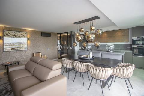 Luxuosa Penthouse T3+1 no último piso em Portimão com vista para a Marina e jacuzzi privado