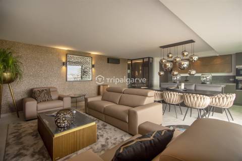 Luxuosa Penthouse T3+1 no último piso em Portimão com vista para a Marina e jacuzzi privado