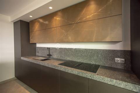 Luxuosa Penthouse T3+1 no último piso em Portimão com vista para a Marina e jacuzzi privado