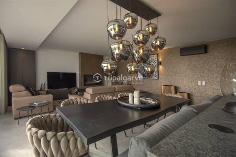 Luxuosa Penthouse T3+1 no último piso em Portimão com vista para a Marina e jacuzzi privado