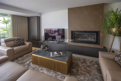 Luxuosa Penthouse T3+1 no último piso em Portimão com vista para a Marina e jacuzzi privado