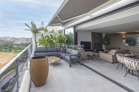 Luxuosa Penthouse T3+1 no último piso em Portimão com vista para a Marina e jacuzzi privado