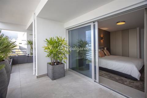 Luxuosa Penthouse T3+1 no último piso em Portimão com vista para a Marina e jacuzzi privado