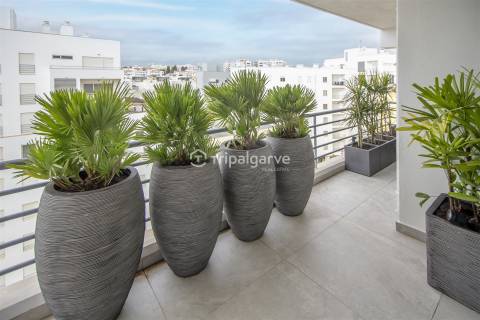 Luxuosa Penthouse T3+1 no último piso em Portimão com vista para a Marina e jacuzzi privado