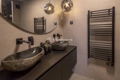 Luxuosa Penthouse T3+1 no último piso em Portimão com vista para a Marina e jacuzzi privado