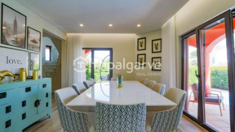 MORADIA COM 4 QUARTOS EM VILAMOURA COM PISCINA PRIVADA