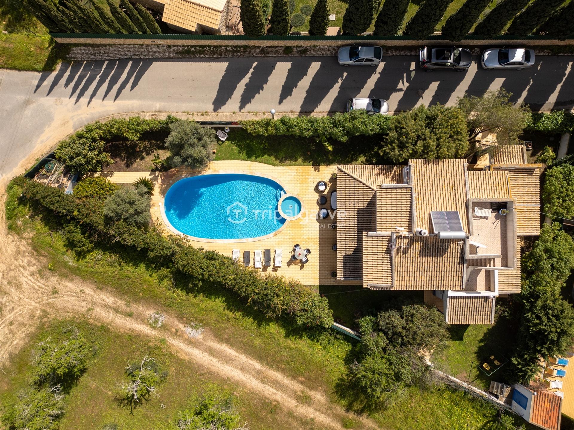 Descubra a Casa Azul - Uma Moradia com Potencial , no Coração da Guia/Albufeira!