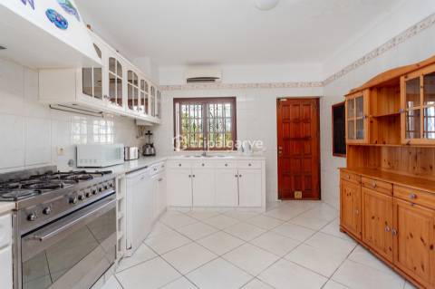 Moradia  de 4 quartos em suite com piscina na Guia/Albufeira!