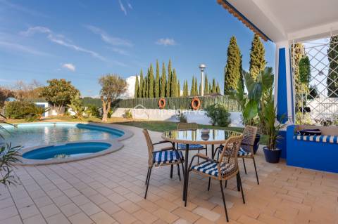 Moradia  de 4 quartos em suite com piscina na Guia/Albufeira!